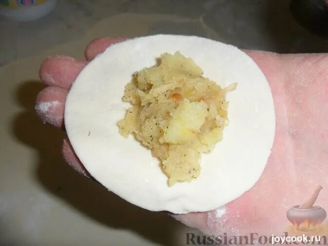 Первое ложат капусту или картошку. Рецепт картофель с капустой с мукой.