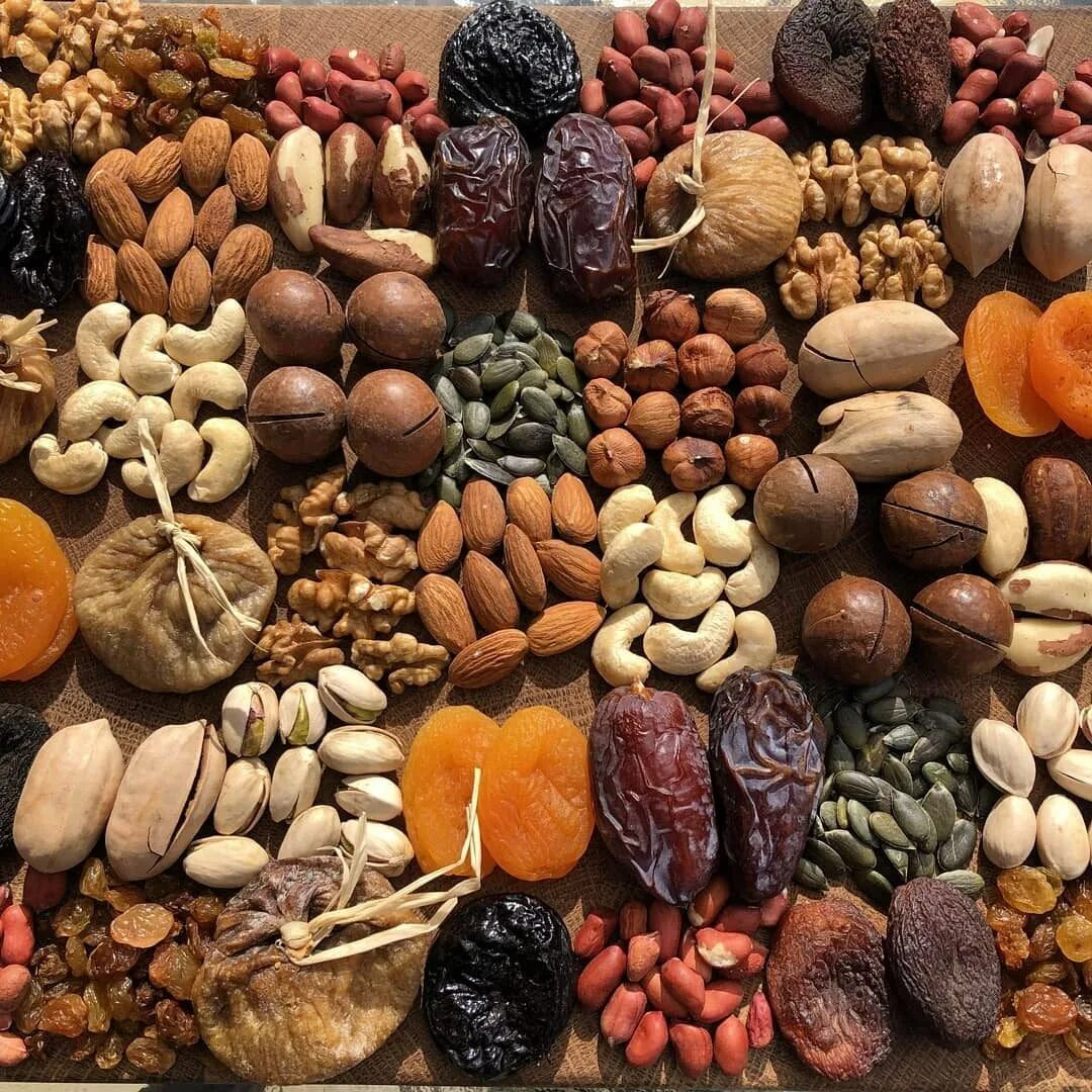 Орехи аюрведа. Фон для орехов. Орехи аюрведа. Мускатный орех. Орехи аюрведа.