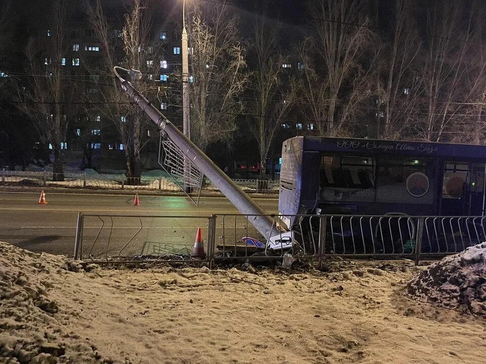 Автобус фото. Автобус фото. Автобус. Дтп автобуса 2023. Разбитый микроавтобус.