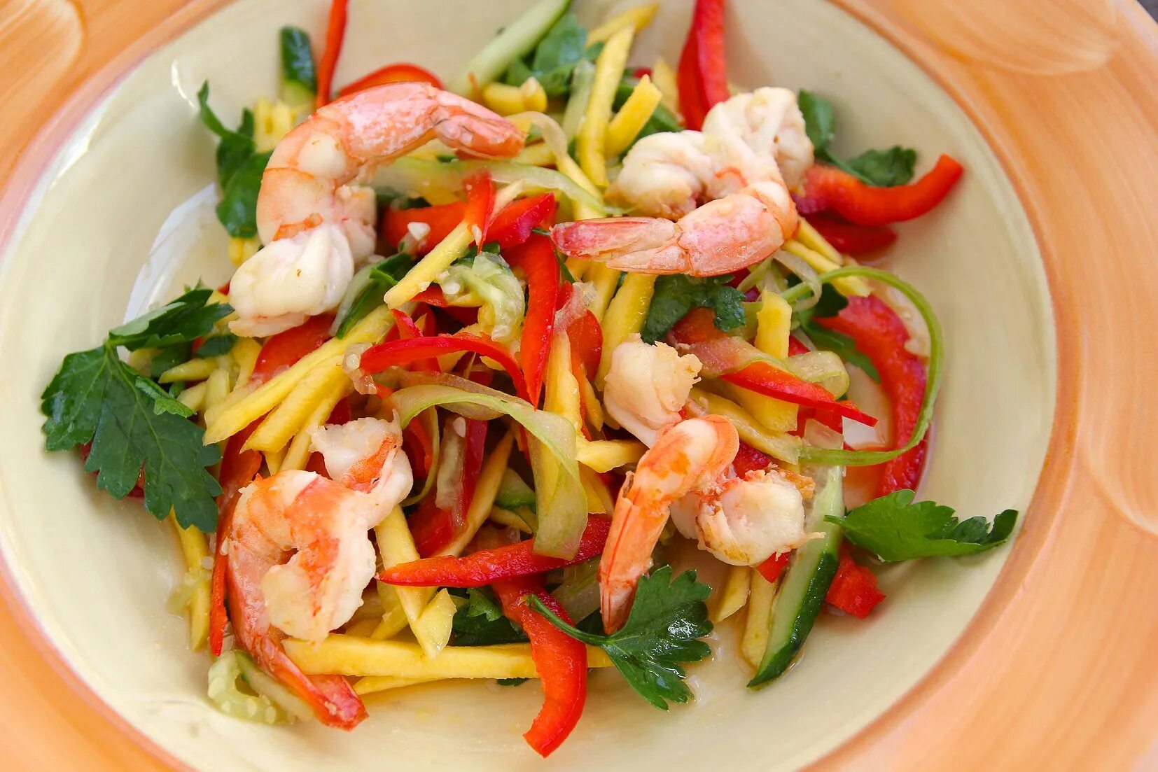 Салат из кальмаров и креветок самый вкусный. Салат с креветками и болгарским перцем. салат с креветками и сладким перцем. салат королевский с креветками. овощной салат с королевскими креветками.