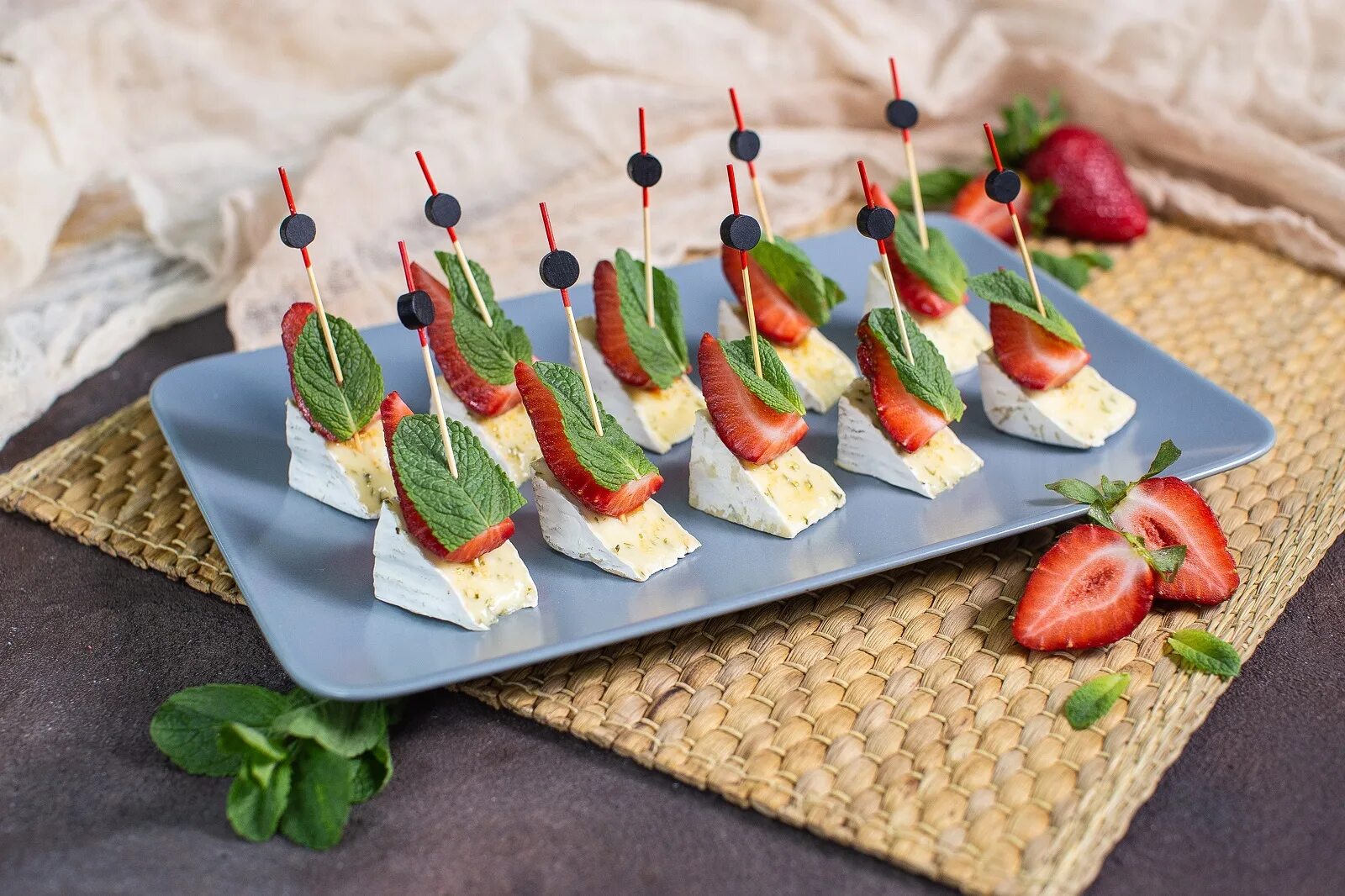 идеи шпажек на новый год. канапе черри моцарелла оливки. канапе мухоморчики с черри. канапе с перепелиными яйцами на шпажках. оригинальные канапе для фуршета.