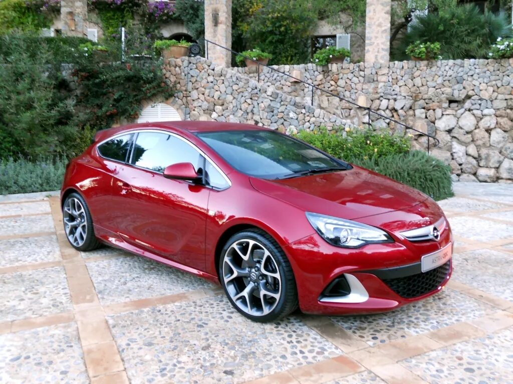 Купить опель нижний новгород. Opel Astra j Coupe. Opel Astra GTC 2012 красная. Opel Astra j GTC красный. Opel Astra j GTC купе.
