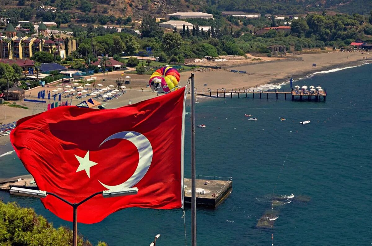 Россия объявила турции. Турция. Турецкий флаг Анталия. Турция курорт с флагом. Флаг Алании Турция.