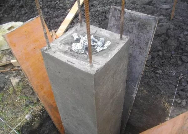 Сделать бетонный столб. Бетонируем столбы под навес. Как залить бетонные столбы для фундамента. Бетонные столбы для фундамента. Армированный бетонный столб.