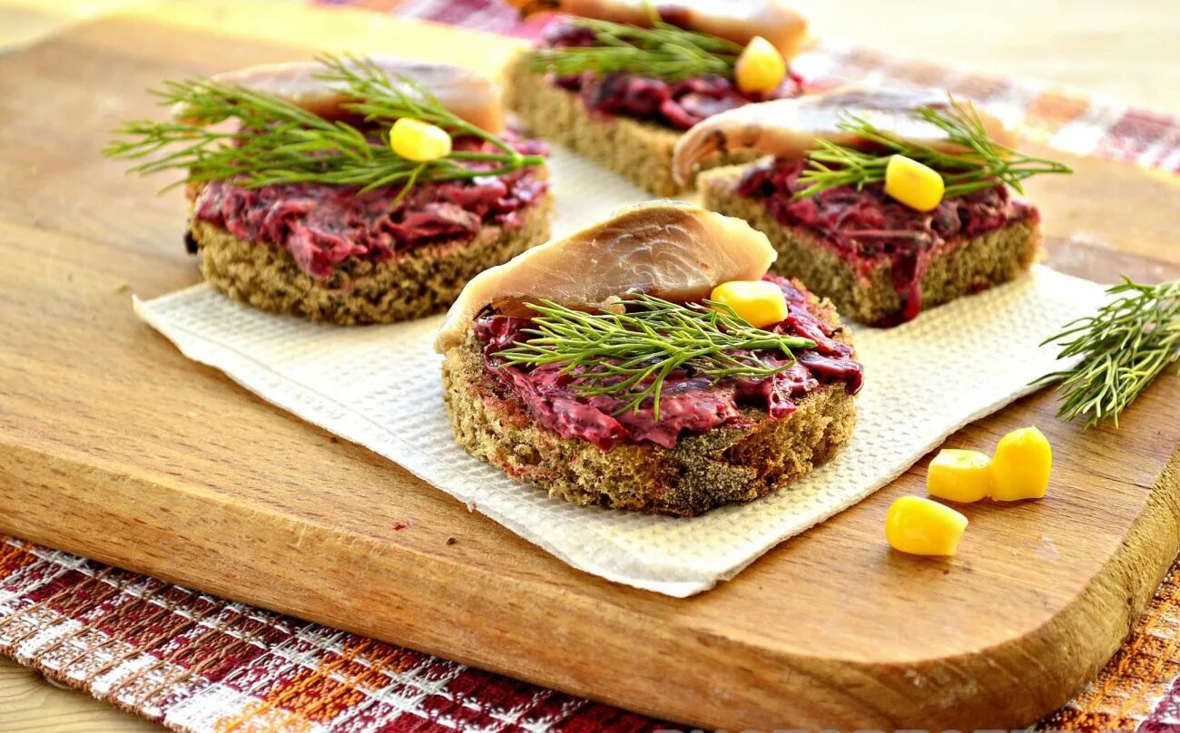 Бутерброды с селедкой. Красивые бутерброды с селедкой. Канапе с бородинским хлебом и селедкой. Канапе с сельдью и свеклой. Бутеры с сельдью.