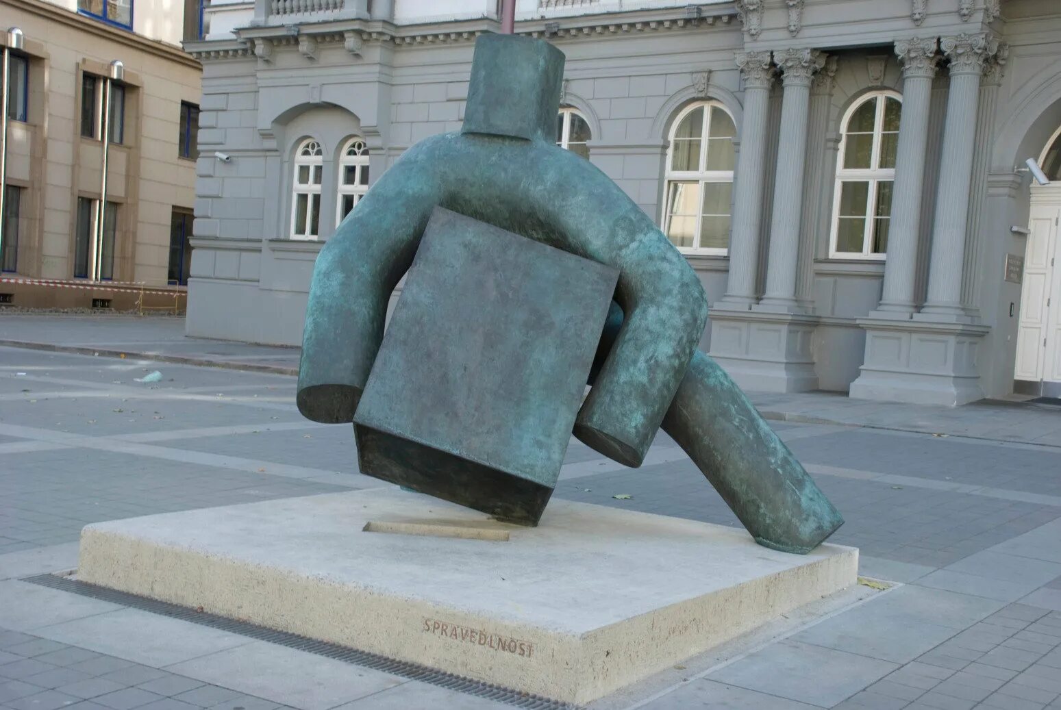 Скульптура Меланхолия Женева. Почему люди создают необычные памятники