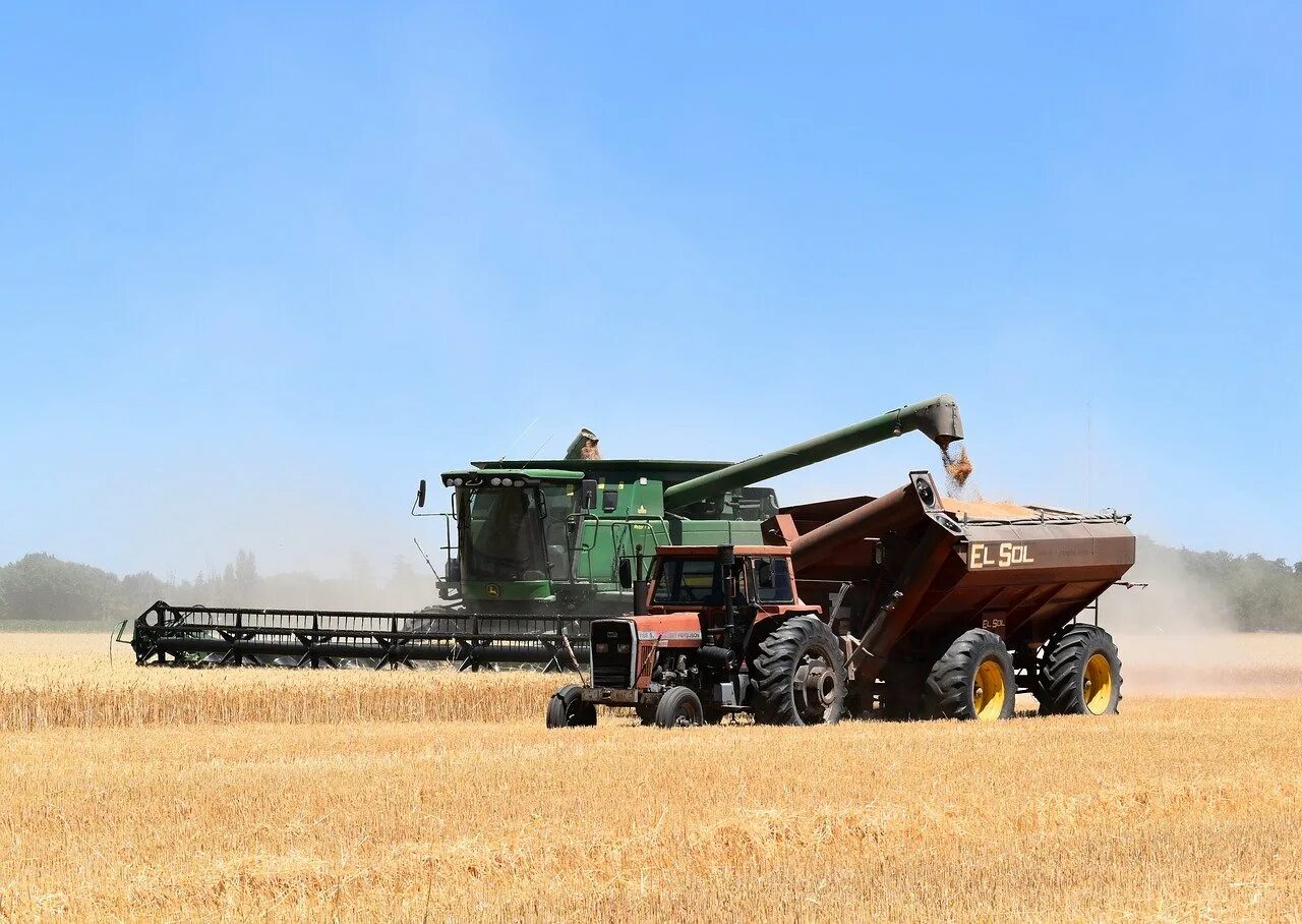 Трактор ростсельмаш 2375. Комбайн и трактор большой. 1450 john deere. Комбайн и трактор большой. Комбайн джон дир.