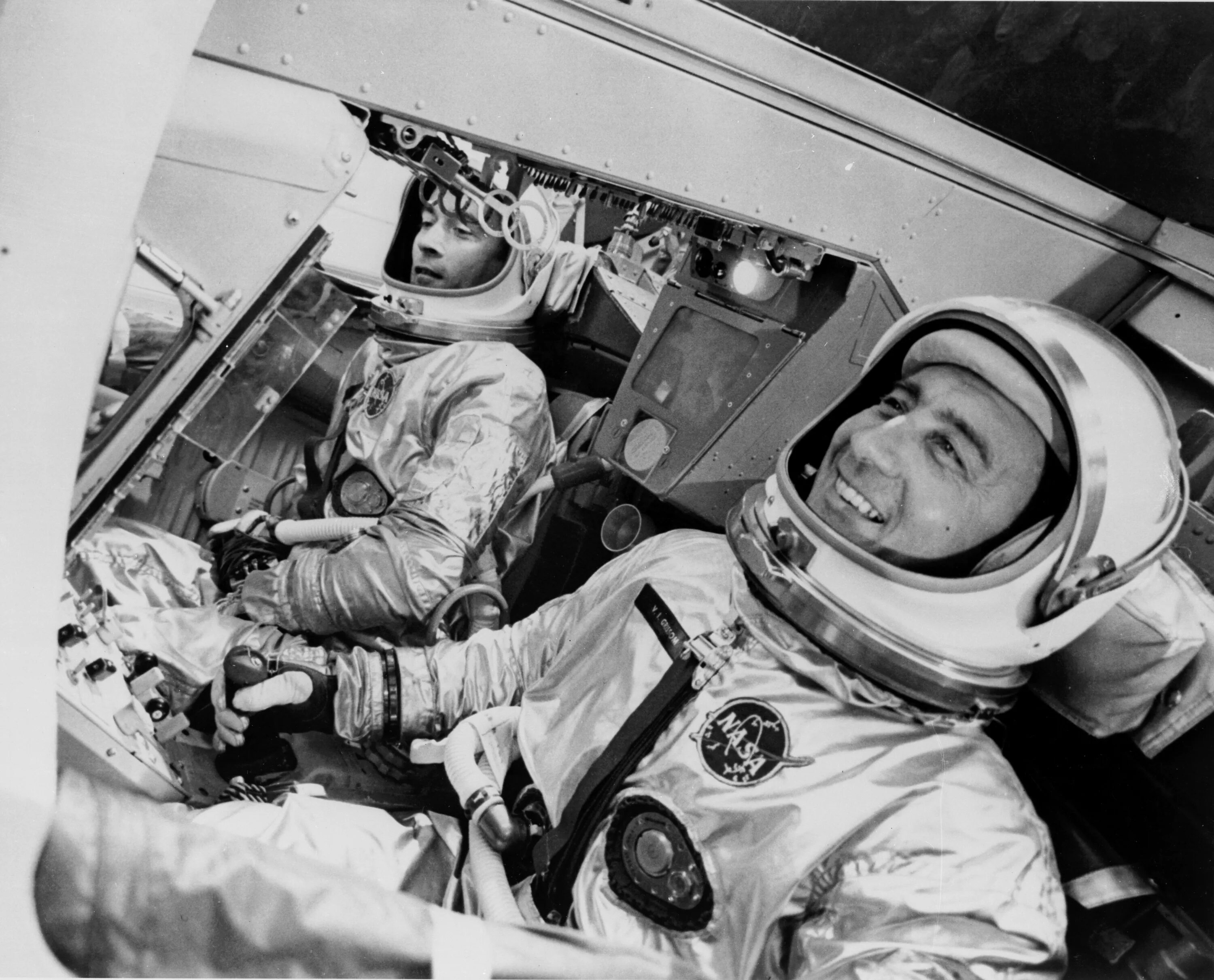 Полет первого американского космонавта. Джемини-3. Джемини 3 космический корабль. Джемини-3 с космонавтами в.Гриссом и Дж.Янгом (США). Астронавты Джемини.