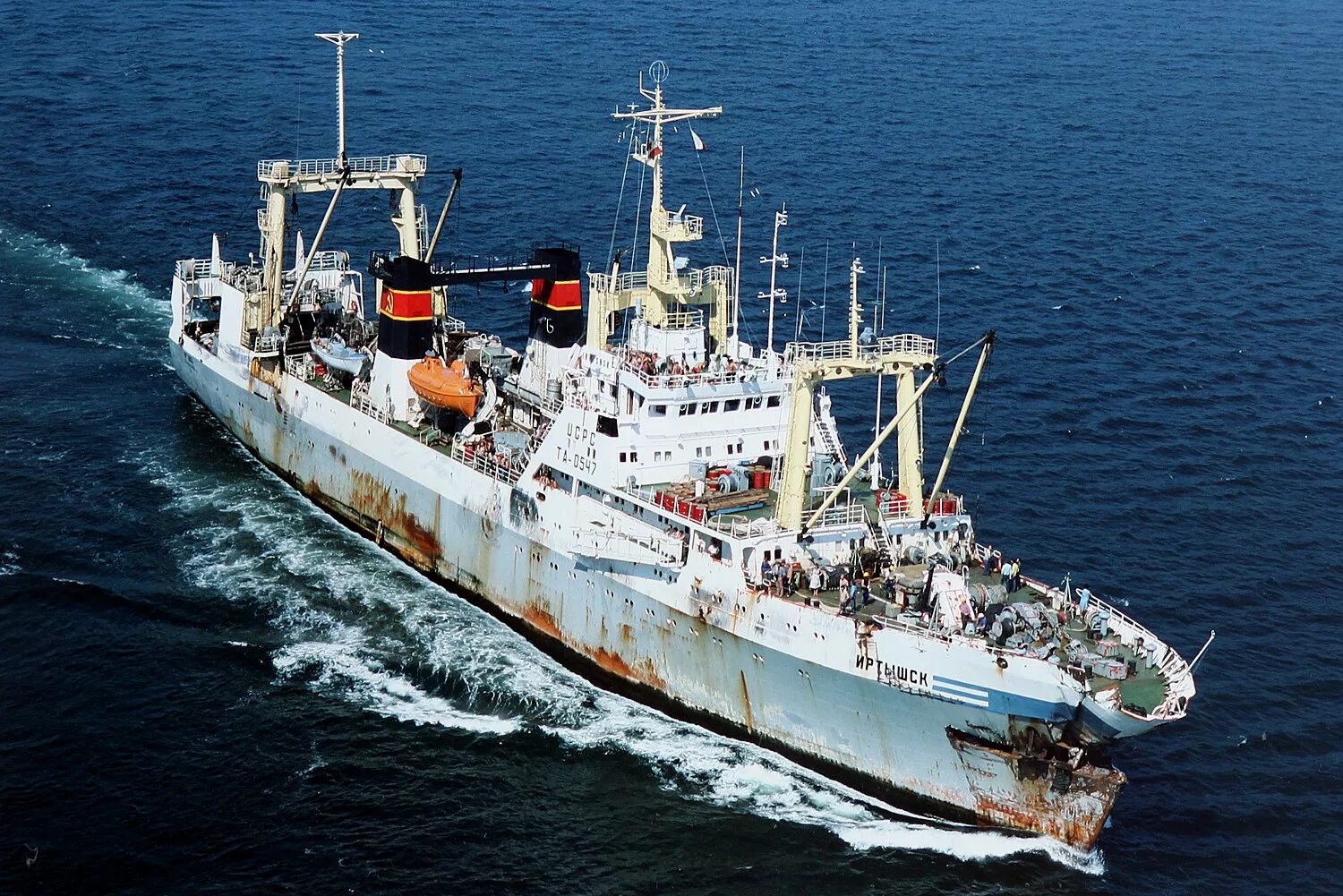 Бмрт остров сахалин. Рыбная флотилия. Батм в шторм. Батм океанрыбфлот. Нбамр находкинская база активного морского рыболовства.