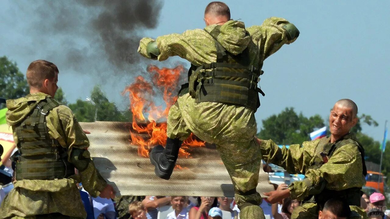 Какой сегодня день августа. Показательные выступления десантников. показательные выступления военных. 2 августа. армейские праздники в августе.