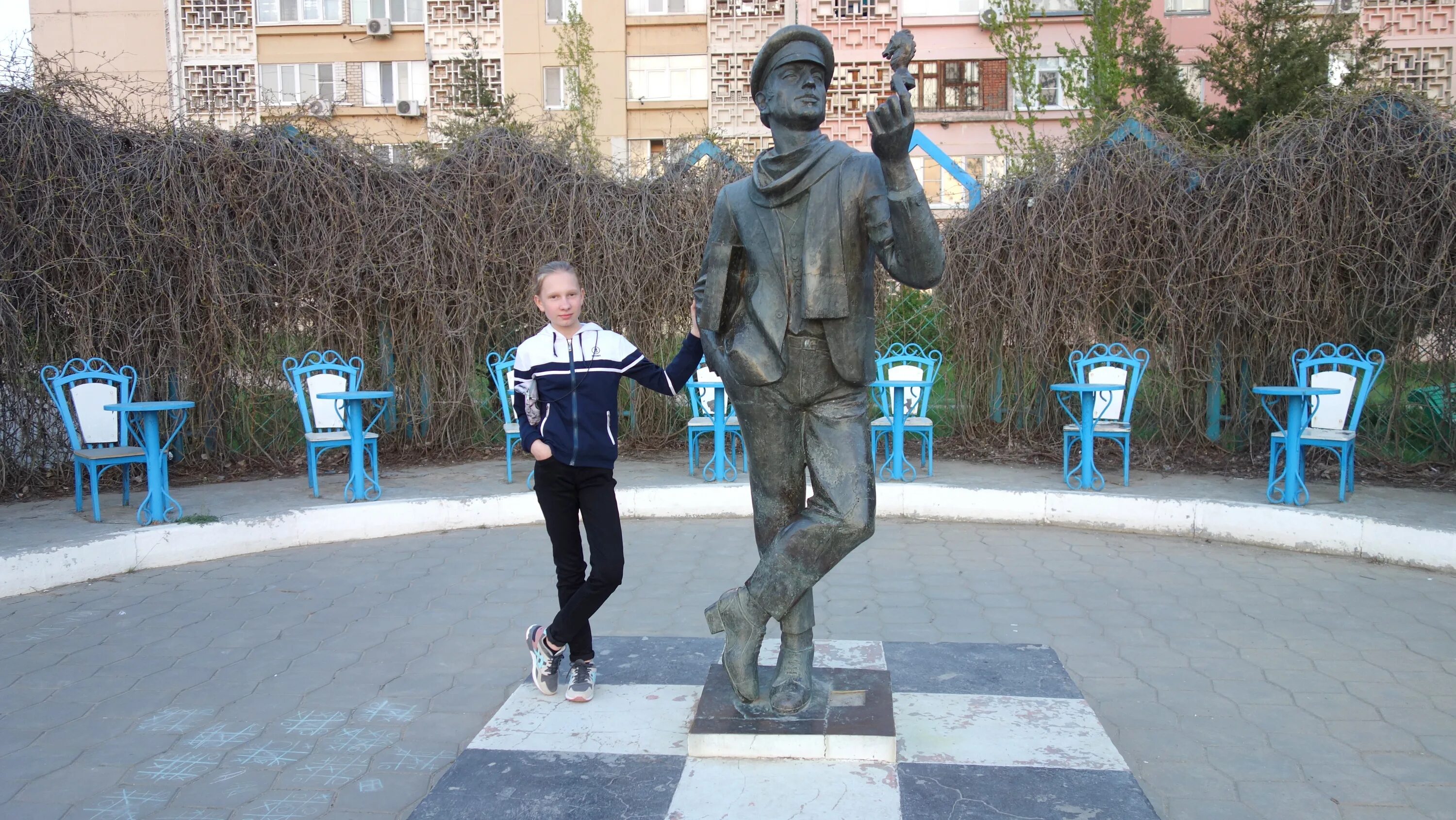 город шахмат бендера. памятник остапу бендеру калмыкия город шахмат. город шахмат бендера. город шахмат бендера. сити чесс памятник остапу бендеру.