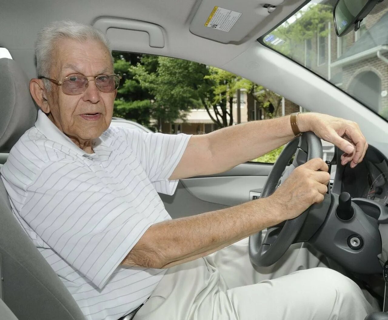 Пенсионер за рулем. Старик за рулем. Дедушка в машине. Вольво для пенсионеров.