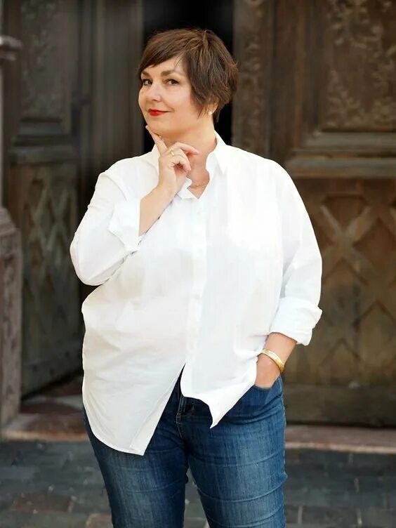 Образ с джинсами для полных девушек. Стиль кэжуал для женщин 50 плюс. Образы с рубашкой для полных. Образы с рубашкой для полных. Одежда плюс сайз для женщин style.
