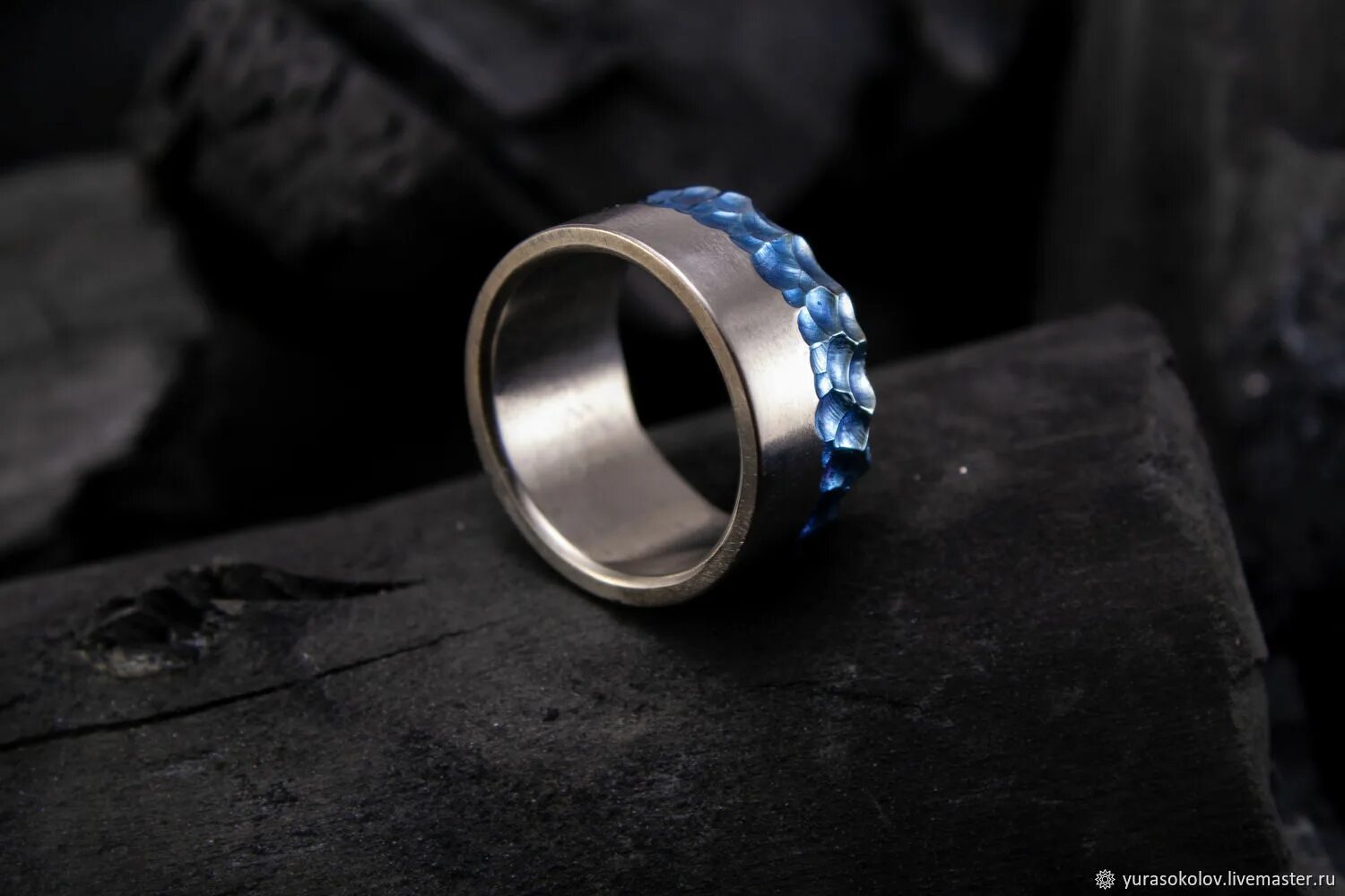 Кольцо тиффани из титана. Ювелирные украшения из титана. Украшения из титана браслет. Необычные кольца. Перстень титан.