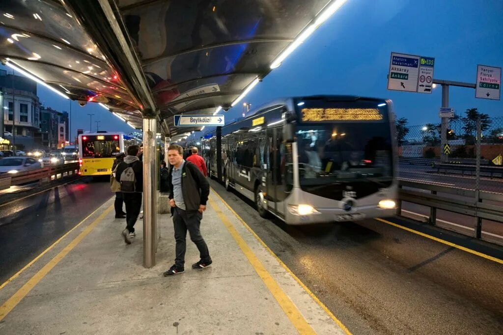 Public transportation. Метробус в Стамбуле. Public transport Стамбул. Метробус Лахор. Тегеран метробус.