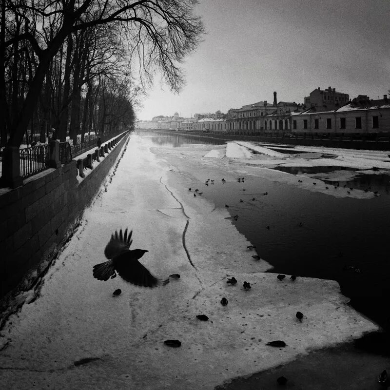 Грустная девушка. Одиночество в москве. Панельки эстетика норильск. Город тоски. Небо город.