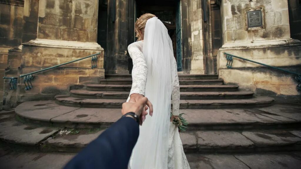 Человек храпит. Сон в кровати. Шикарная свадьба картинки. Человек храпит. Во сне женить.