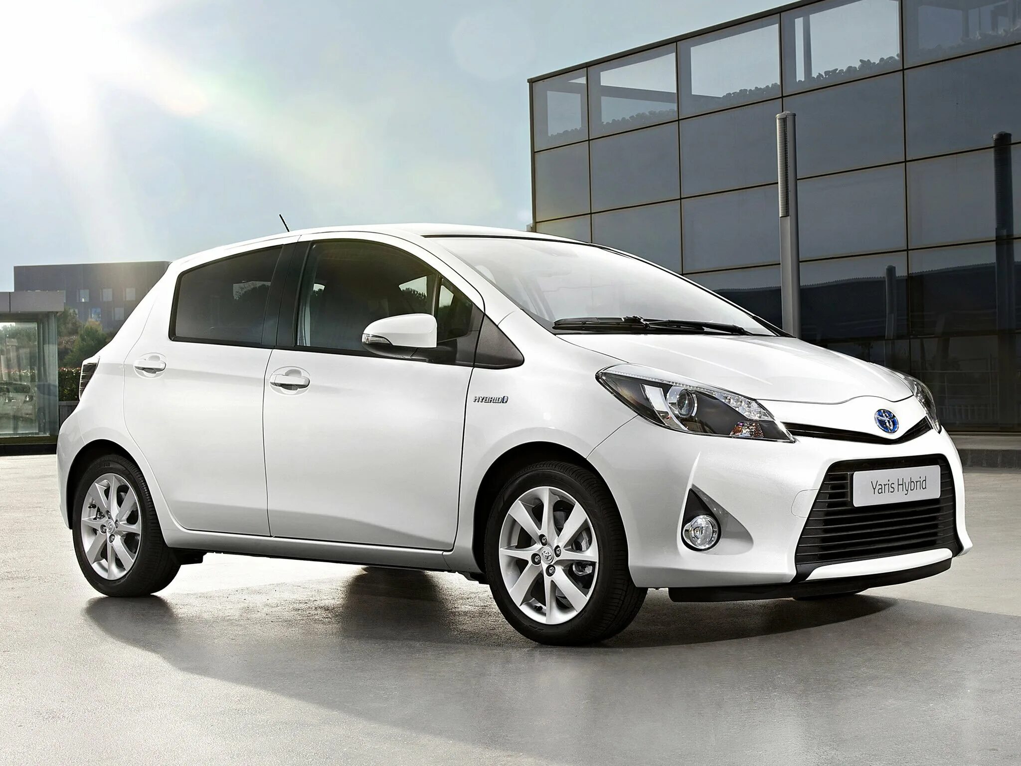 Экономичный бу. Toyota Yaris 2022. Toyota Yaris 2012 model Hybrid. Toyota Yaris 2014. Toyota Yaris 2019.