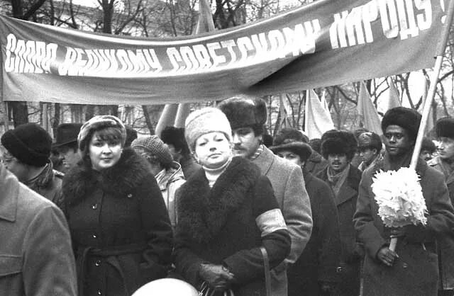 Ноябрь 1981. 1976г ноябрьская демонстрация в г хотьково. 1 ноября была демонстрация в ссср. демонстрация в 1981 год красная площадь. 1981г солидарность.