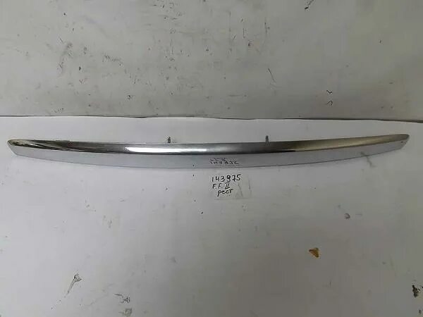 Планка багажника форд фокус 2 хэтчбек. Ручка крышки багажника форд фокус 2. Накладка крышки багажника форд фокус 2. Молдинг крышки багажника ford focus 2. Накладки на багажник ford focus 2.