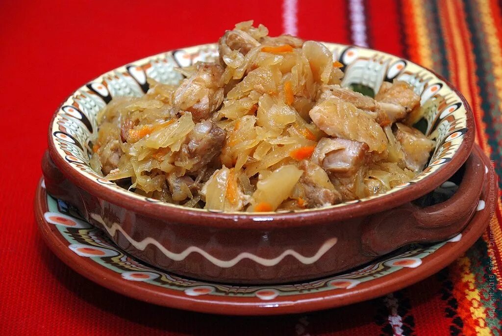 Капуста квашеная тушеная с мясом в кастрюле. Мясо с квашеной капустой. блюда из квашеной капусты. тушёная квашеная капуста с мясом. тушеная свинина с квашеной капустой.