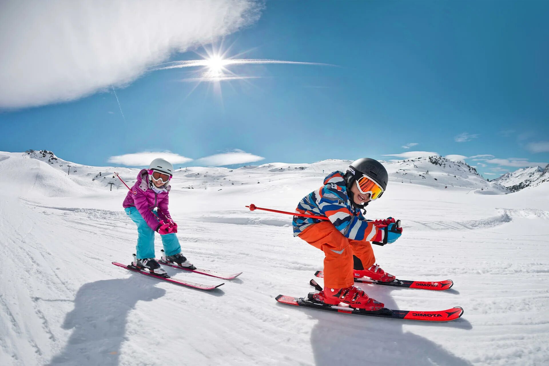 Горнолыжный спорт дети. Детский горнолыжный спорт. Дети на горных лыжах. Лыжи спорт.