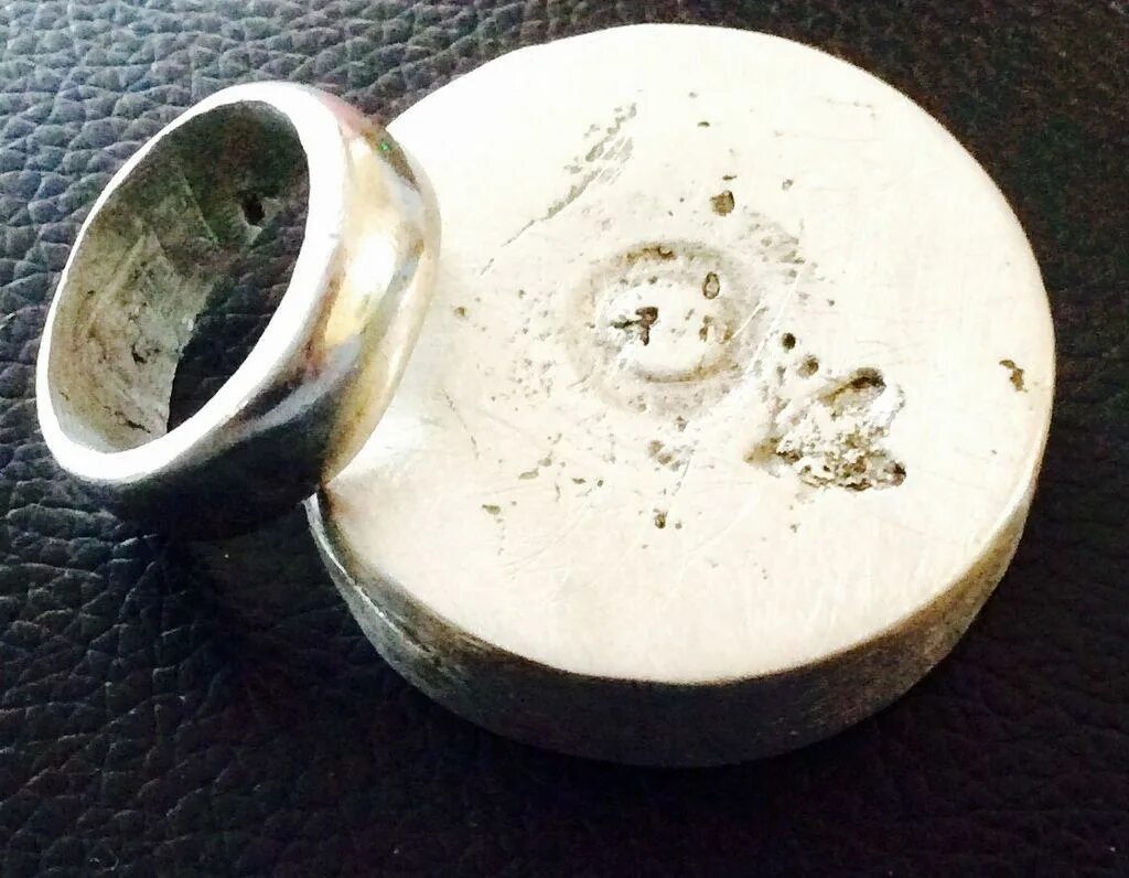 Из какого металла сделаны кольца. Самодельные кольца. Самодельный перстень. Кольцо из металла своими руками. Кольцо из цельного куска металла.