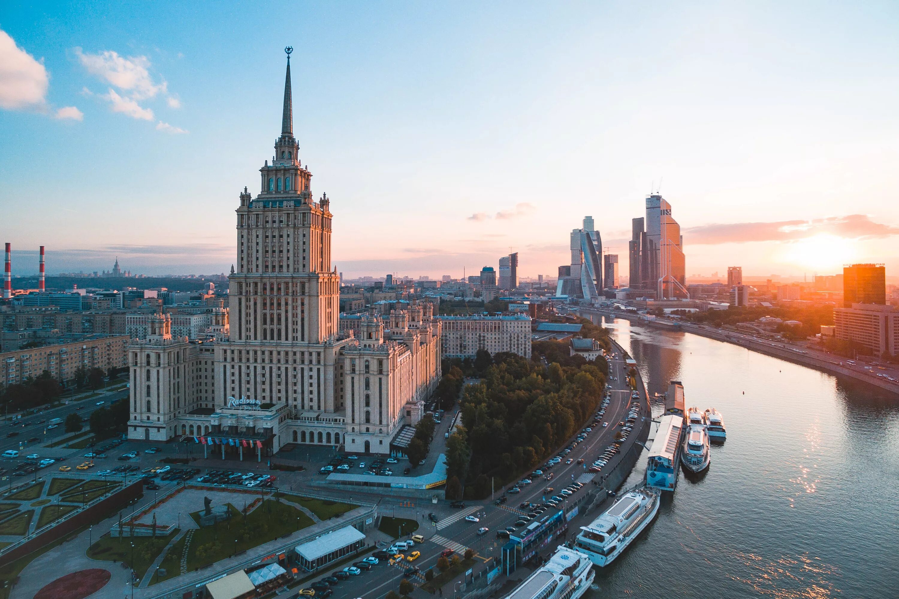 Москва высотки МГУ Сити. Высотка на Краснопресненской набережной. Сталинская высотка в Екатеринбурге. Сталинская высотка на фоне Москва Сити. Сообщники москва