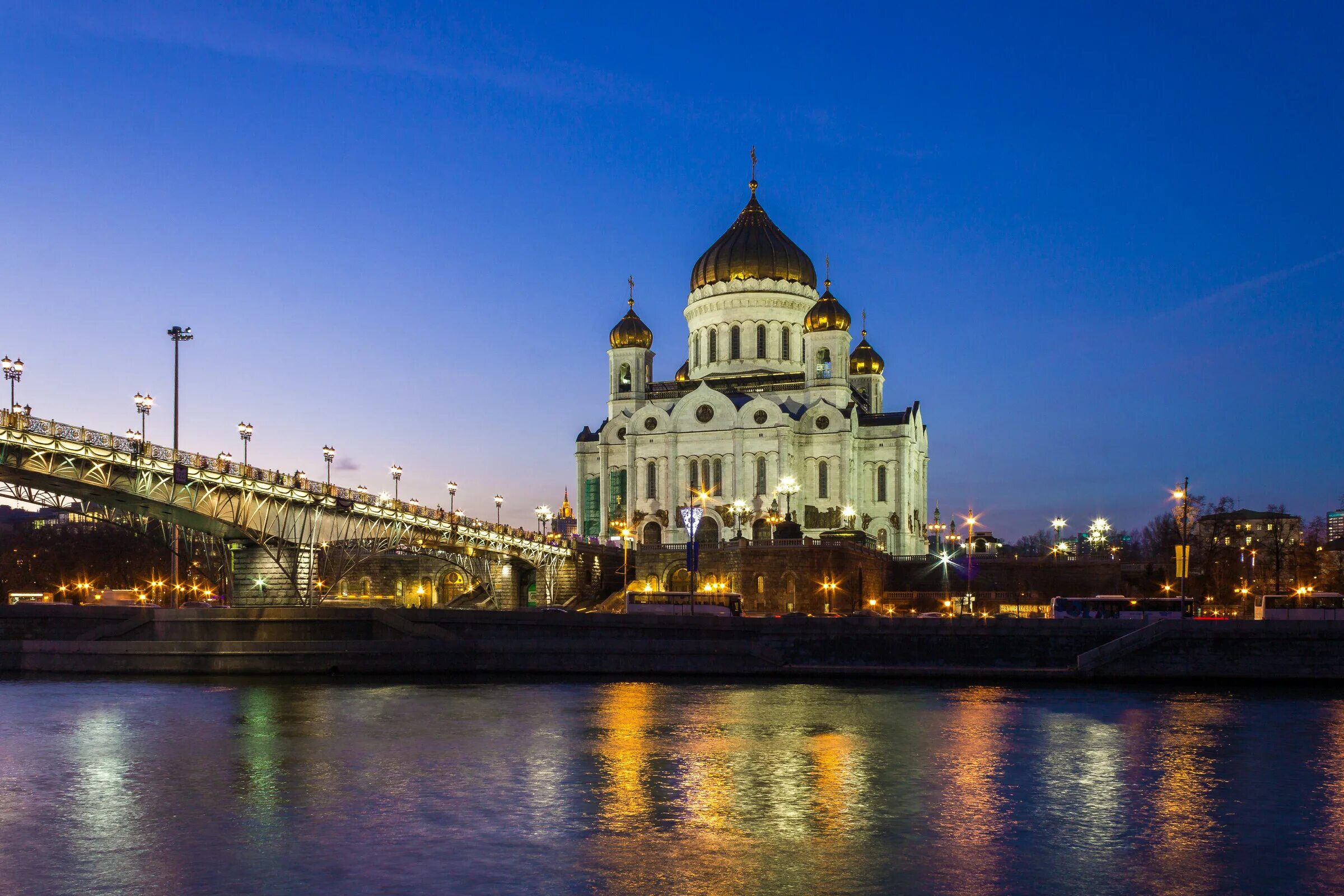 Кропоткинская храм христа спасителя. Метро кропоткинская храм христа. Храм спасителя станции метро. Кафедральный собор храма христа спасителя, москва бассейн. Храм христа спасителя метро кропоткинская.