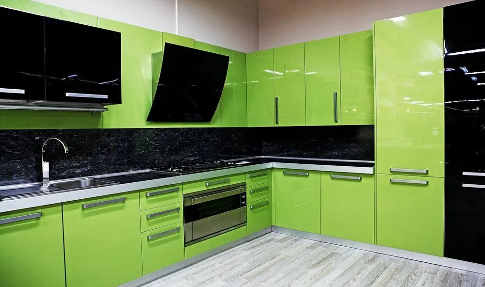 Черно зеленая кухня. Кухонный гарнитур зеленый с черным. Черно салатовая кухня. Зеленая кухня с черной столешницей.