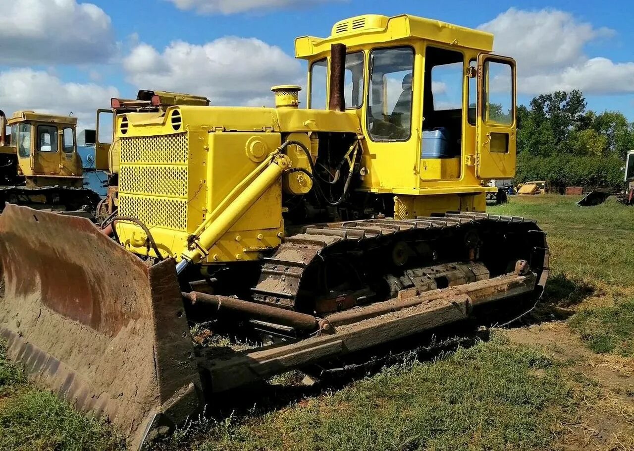 Бульдозер т-130. ЧТЗ трактор т-130. ЧТЗ 130 бульдозер. Трактор гусеничный т-130.