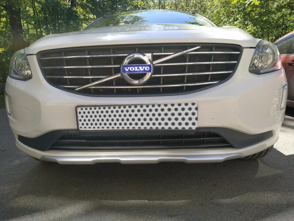 Передний бампер Volvo xc60. Бампера на Вольво xc60. Передний бампер Вольво хс60. Накладка на решетку переднего бампера Volvo xc60 2014. Бампер передний вольво купить