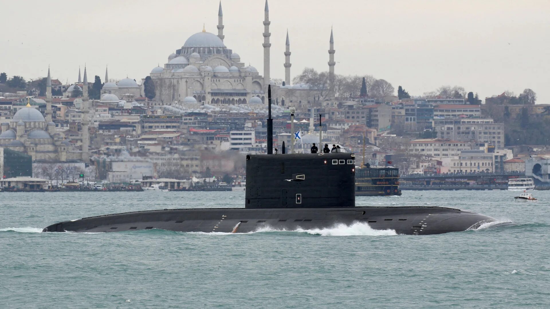 Турция 19 февраля. Подводная лодка ВМФ России. Подводная лодка ЧФ РФ. Босфор подводная лодка.