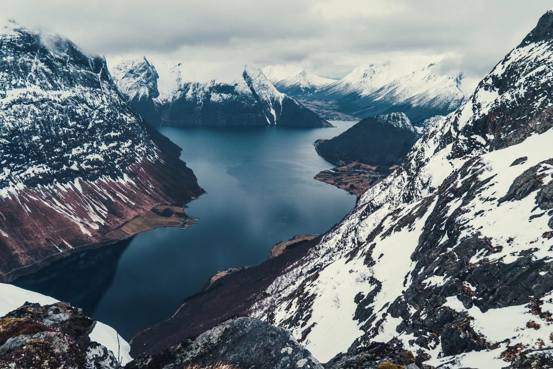 Ирландия фьорды. Исландия фьорд am. Рейкьявик кратерное озеро керид. Фьорды исландии. Западные фьорды исландии.