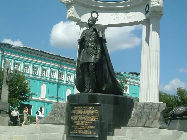 Памятник князю владимиру в александровском саду. Скульптуры церетели в москве. Есенин на тверском бульваре. Красивый памятник москвы. Храм христа спасителя львы.