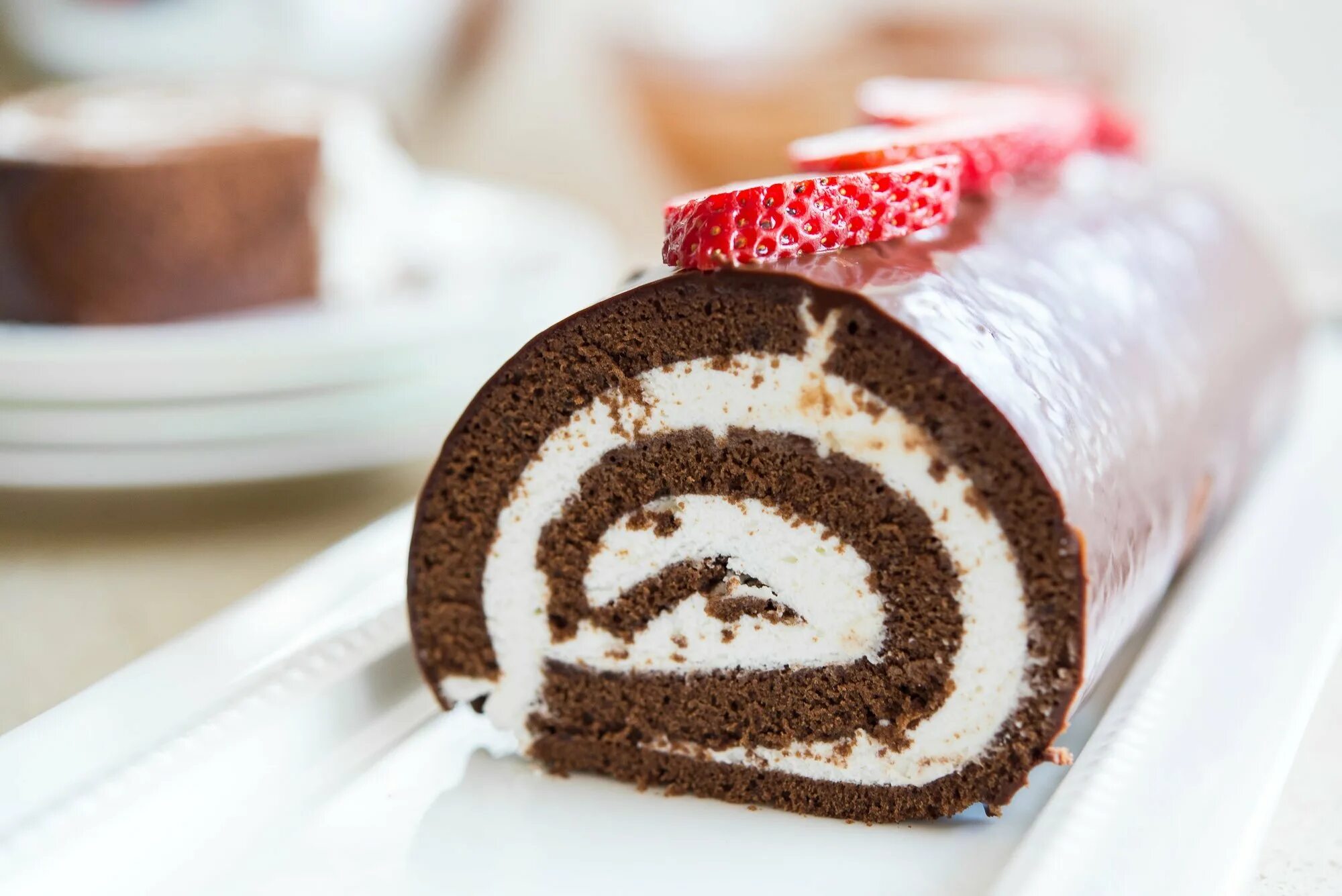 Дилер бакшот рулет. Рулет Swiss Roll шоколад. Бисквитное пирожное «рулет трюфельный».. Швейцарский бисквитный рулет. Рулет шоколадный бисквит.