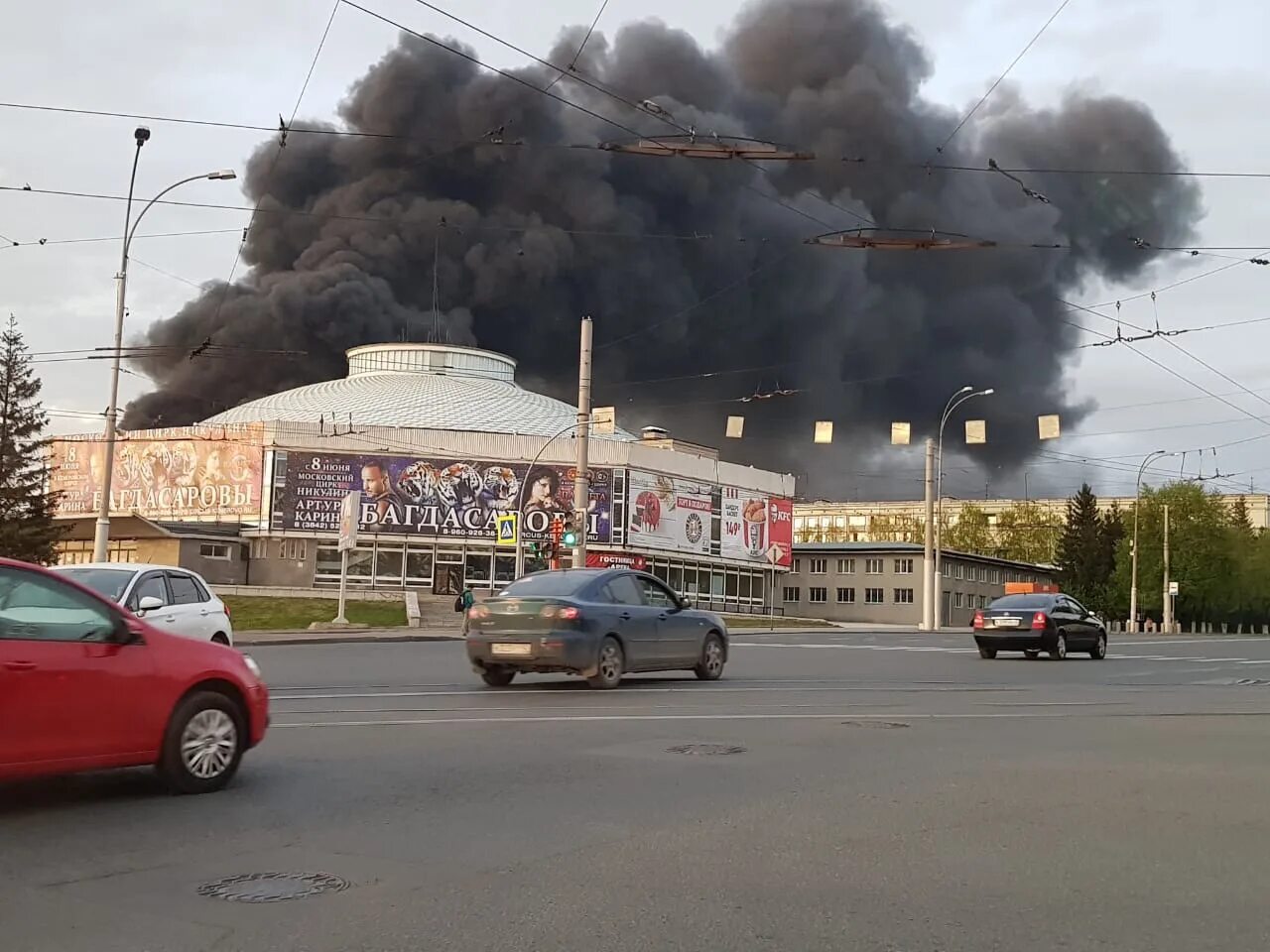 Какой пожар в кемерово. Горел торговый центр в Кемерово. Пожар в автосалоне Кемерово. Пожар в Кемерово сейчас. Пожар торговый центр Кемерово обгоревший.