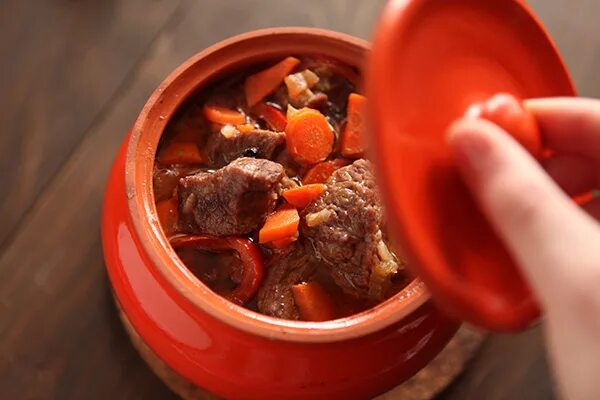 Венгерский гуляш в горшочке в духовке. Савойская капуста тушеная. Гуляш в горшочке в духовке. Мясо в горшочке сверху. Гуляш из говядины в горшочке в духовке.