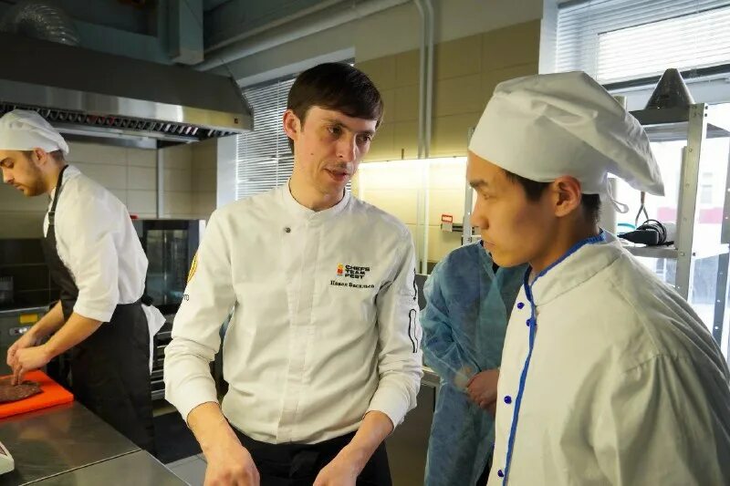 Курсы повара. Колледж шеф повар. Конкурс поваров. Кухонный рабочий. Кухонный работник.