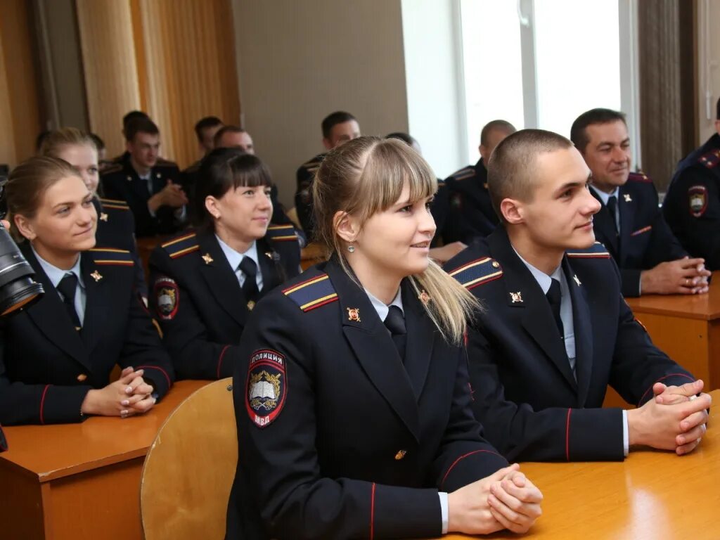 Высшее образование полиции. Полицейский в школе. образование полиции. форма полиции учебная. сотрудник полиции учеба.