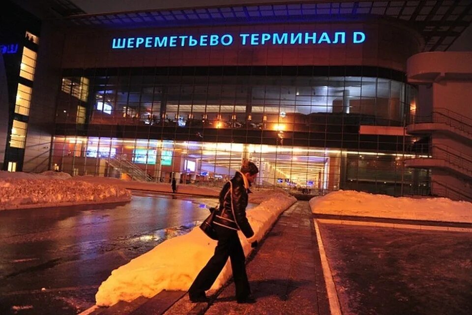 Поспать в шереметьево. Аэропорт Шереметьево аэропорт. Аэропорт Москва Шереметьево. Аэропорт Москва Шереметьево ночной внутри. Шереметьево терминал d ночью.