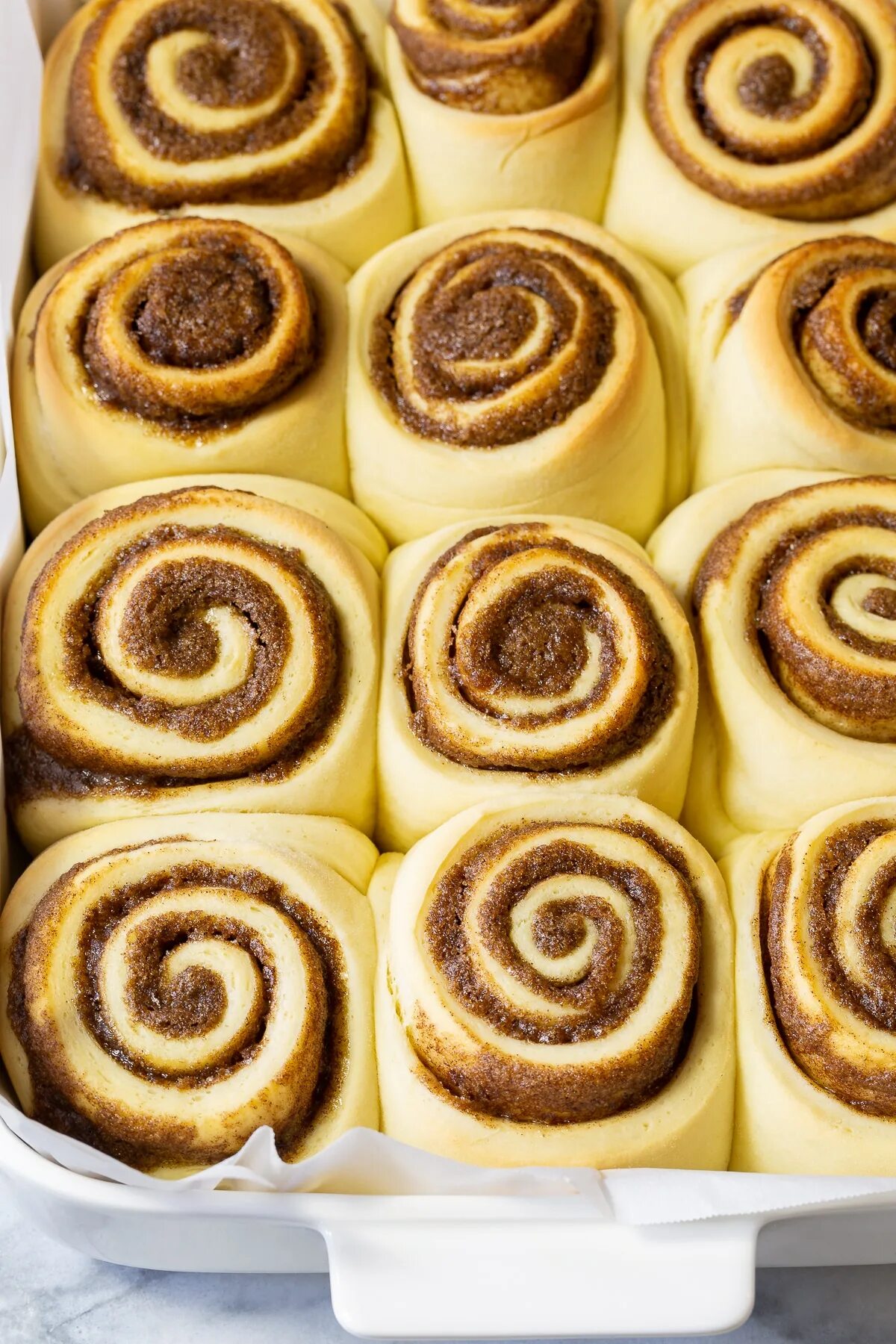 Синабон. Синнабон с корицей. Булочка Синнабон. Cinnabon слойки. Синабоны рецепт из готового теста