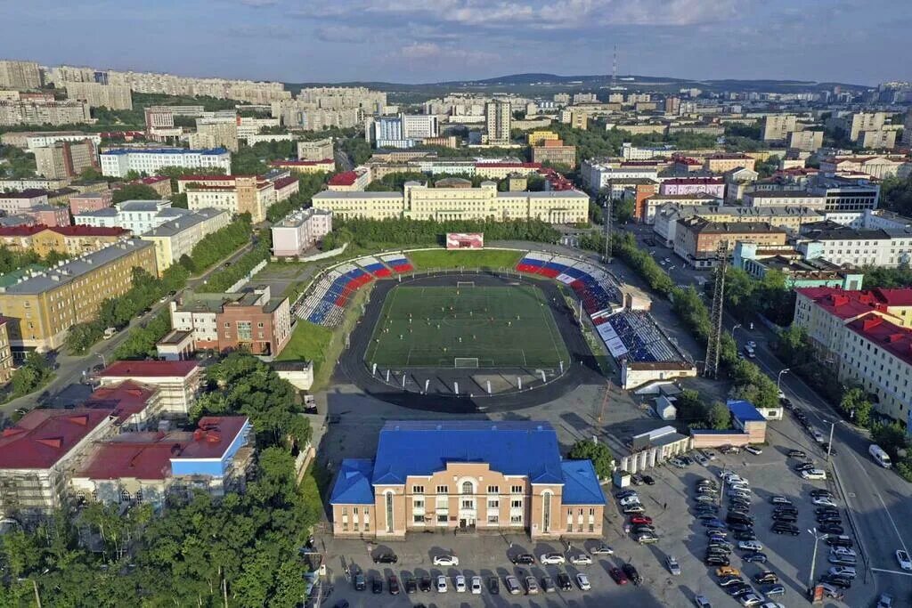 Центральный стадион мурманск. Стадион профсоюзов Мурманск. Самая большая Арена Мурманска. Межшкольный стадион в Мурманске Североморцев.