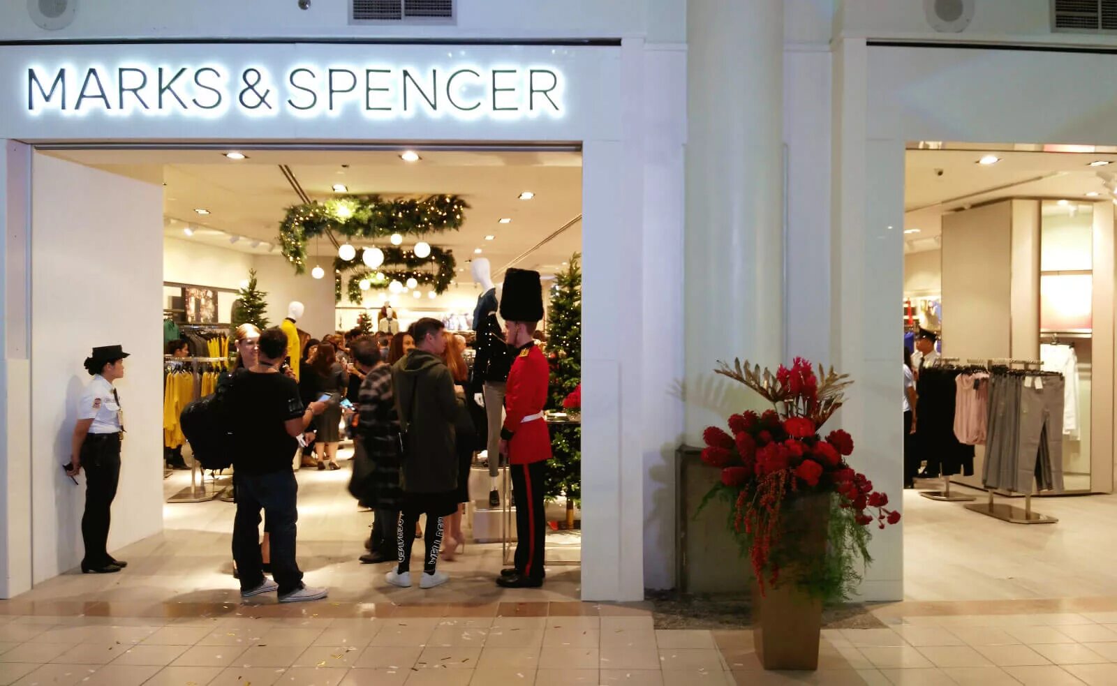 Магазин marks spencer. Marks and Spencer магазины в Москве. Магазин Маркс и Спенсер в Москве.