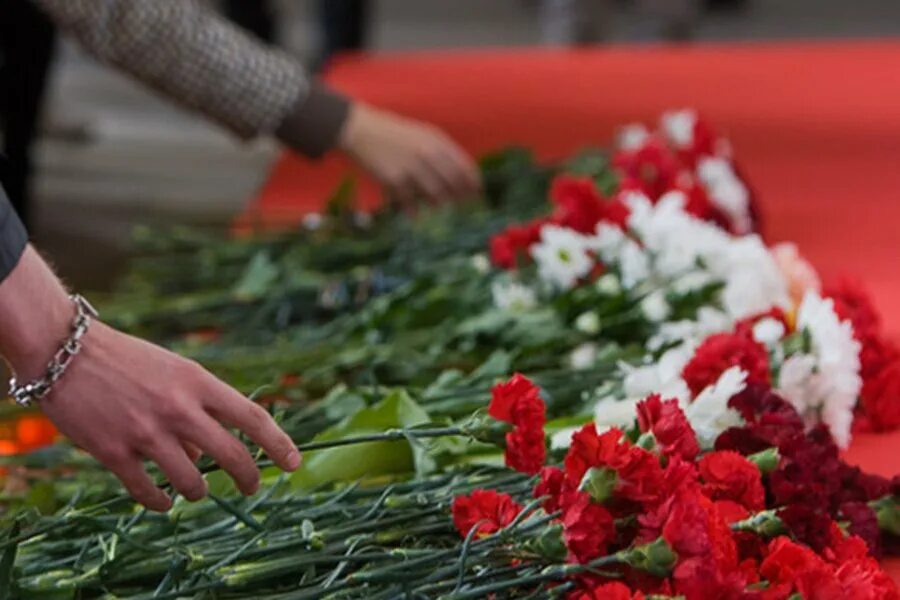 Белоруссия траур. Цветов на похороны. Мужские цветы на похороны. Цветы на прощание. Цветы на похороны мужчины фото.