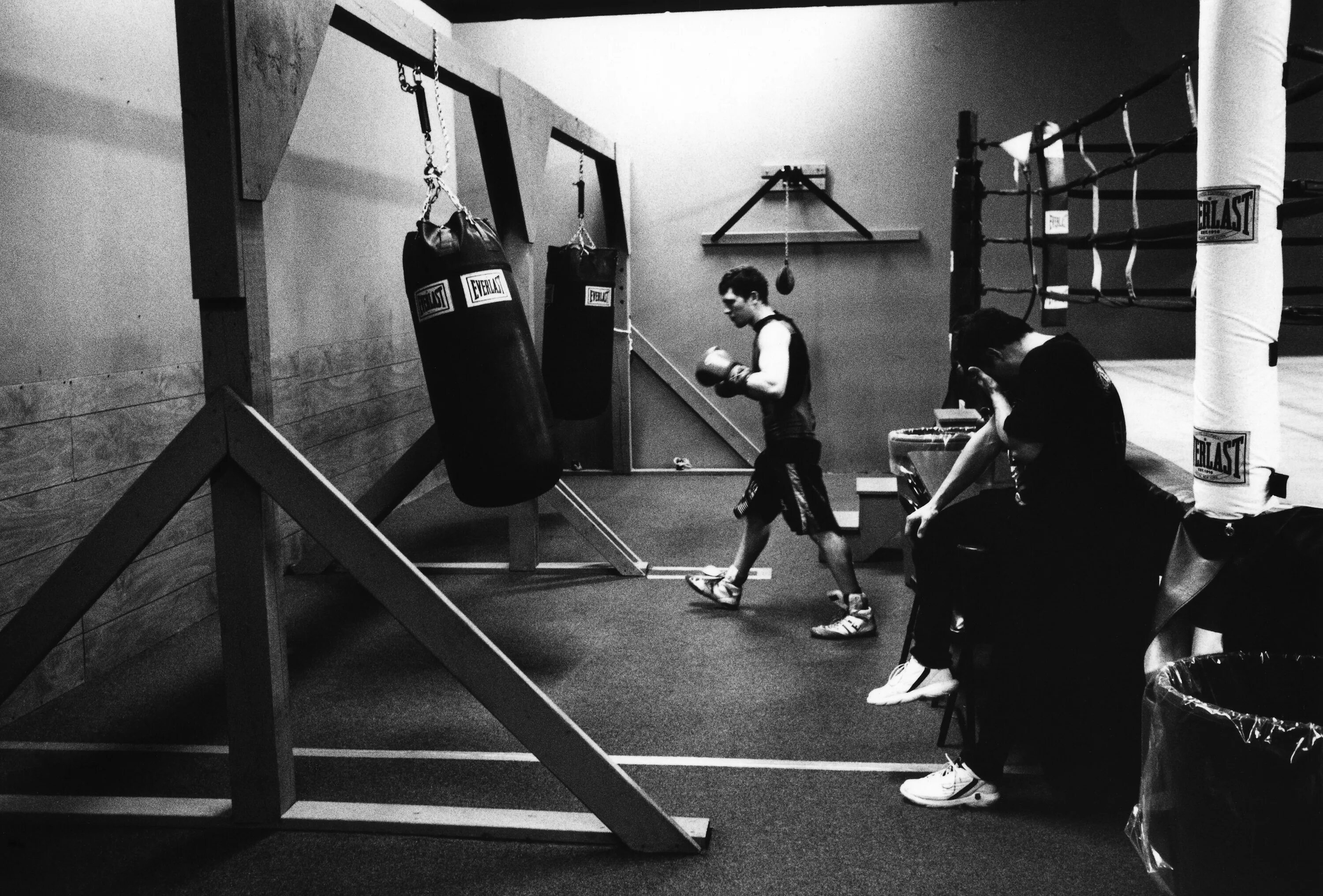 Андеграунд для тренировок. Старый боксерский зал. Боксерский зал тренировка. Боксерский зал темный. Старые боксерские залы.