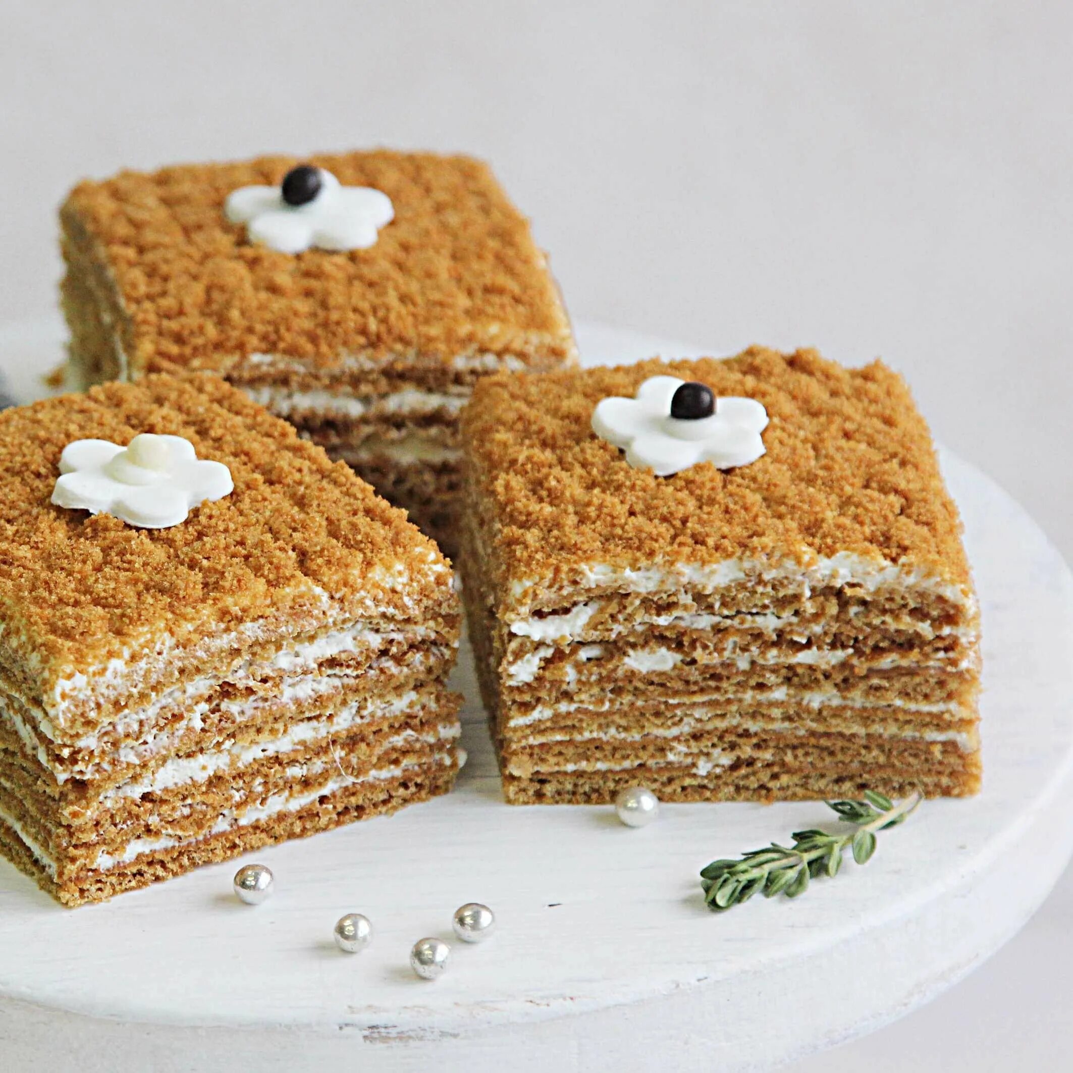 Бенто торт медовик рецепт. Медовый бенто торт. Медовый бенто торт. Бенто медовик. Бенто тортики медовые коржи.