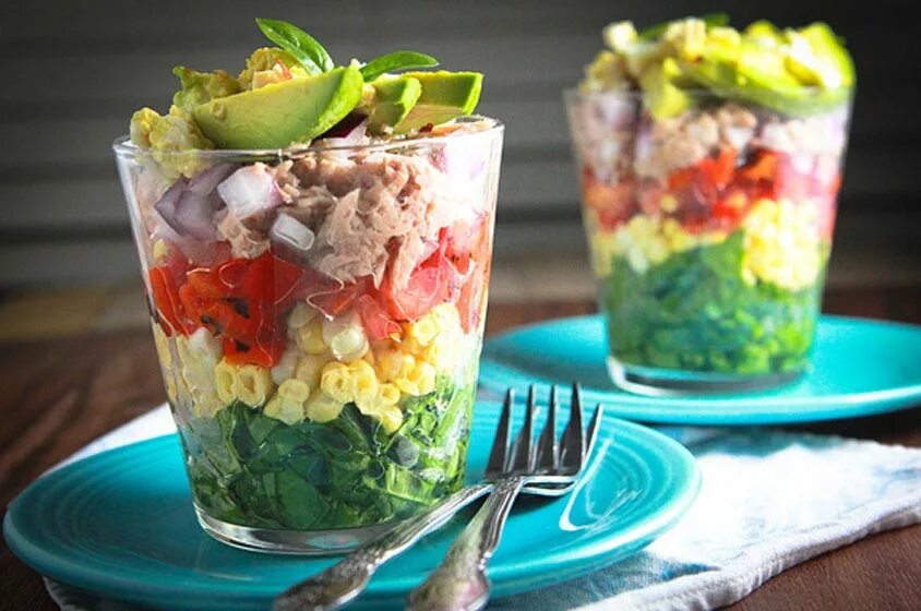 Салат - коктейль «оливье с креветками». Салат-коктейль морской бриз ттк. Салат в стакане. Салаты в стаканчиках. Салаты в стаканчиках.