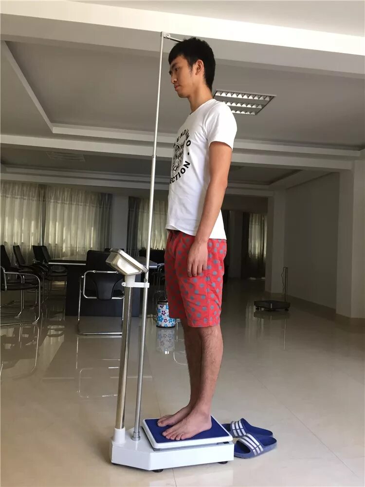 измерение веса пациента. твес вмэн-150-50/100-с-ст-а с ростомером. весы медицинские. антропометрия соматометрия. измерение роста пациента.