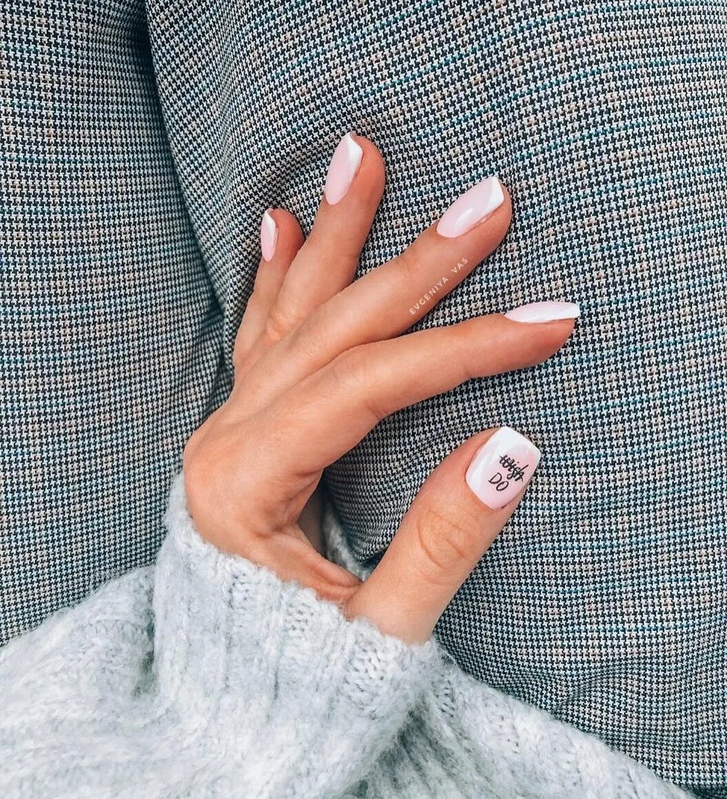 нюдовый френч 2022 квадрат. маникюр на мягкий квадрат новинки. квадратный маникюр. ногти светлые тона. маникюр на короткие квадратные ногти.
